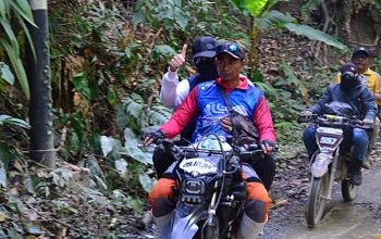 Dua Hari Tempuh Medan Berat, Gusnar Tembus Pinogu Naik Ojek