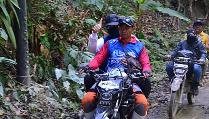 Dua Hari Tempuh Medan Berat, Gusnar Tembus Pinogu Naik Ojek