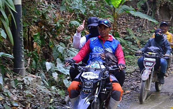 Dua Hari Tempuh Medan Berat, Gusnar Tembus Pinogu Naik Ojek