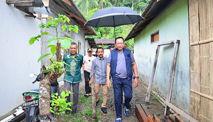 Hujan Rintik Sambut Penyaluran Sembako Gubernur Gusnar di Bone Pesisir