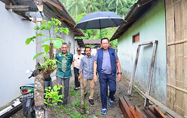 Hujan Rintik Sambut Penyaluran Sembako Gubernur Gusnar di Bone Pesisir