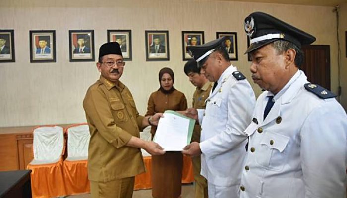 Rum Pagau Lantik Penjabat Kades Mustika dan Saripi, Ini Pesannya
