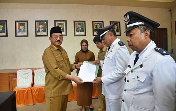 Rum Pagau Lantik Penjabat Kades Mustika dan Saripi, Ini Pesannya