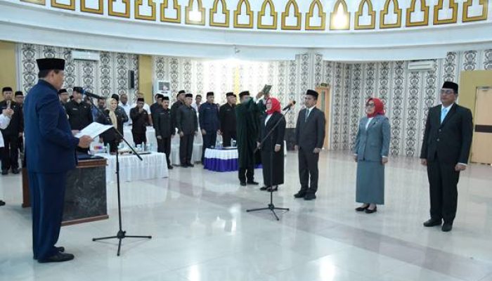 Gubernur Gusnar Lantik Empat Kepala Biro