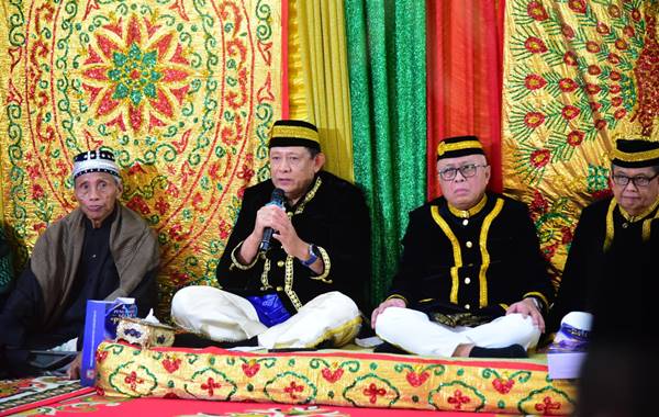 Gusnar Ingatkan Makna Pulanga untuk Sofyan Puhi: Bukan Sekadar Gelar, tetapi Amanah