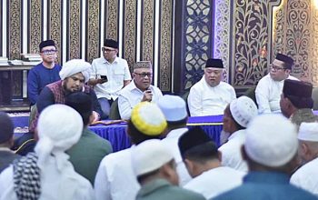 Kajian Ustaz Derry Sulaiman, Bupati dan Jajaran Pemkab Gorontalo Perkuat Ukhuwah Kajian Ustaz Derry Sulaiman, Bupati dan Jajaran Pemkab Gorontalo Perkuat Ukhuwah