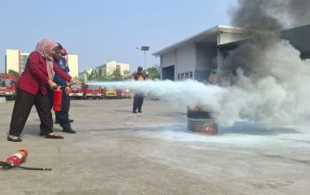 Komitmen Terapkan K3, PT Railink dan Sudin Damkar Jaktim Gelar Diklat Pemadam Kebakaran