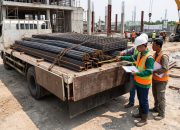 Material Besi Sampai di Proyek, Siapa yang Memeriksa Sebelum Dibongkar?