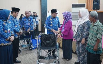 Pemkot Gorontalo Hadir untuk Lansia, Kursi Roda Disalurkan