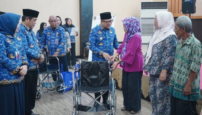 Pemkot Gorontalo Hadir untuk Lansia, Kursi Roda Disalurkan