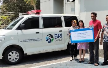 Perkuat Layanan Kesehatan di Hari Batik Nasional, BRI Serahkan Ambulans untuk SMA Yayasan Gemah Ripah Lohjinawi Klaten